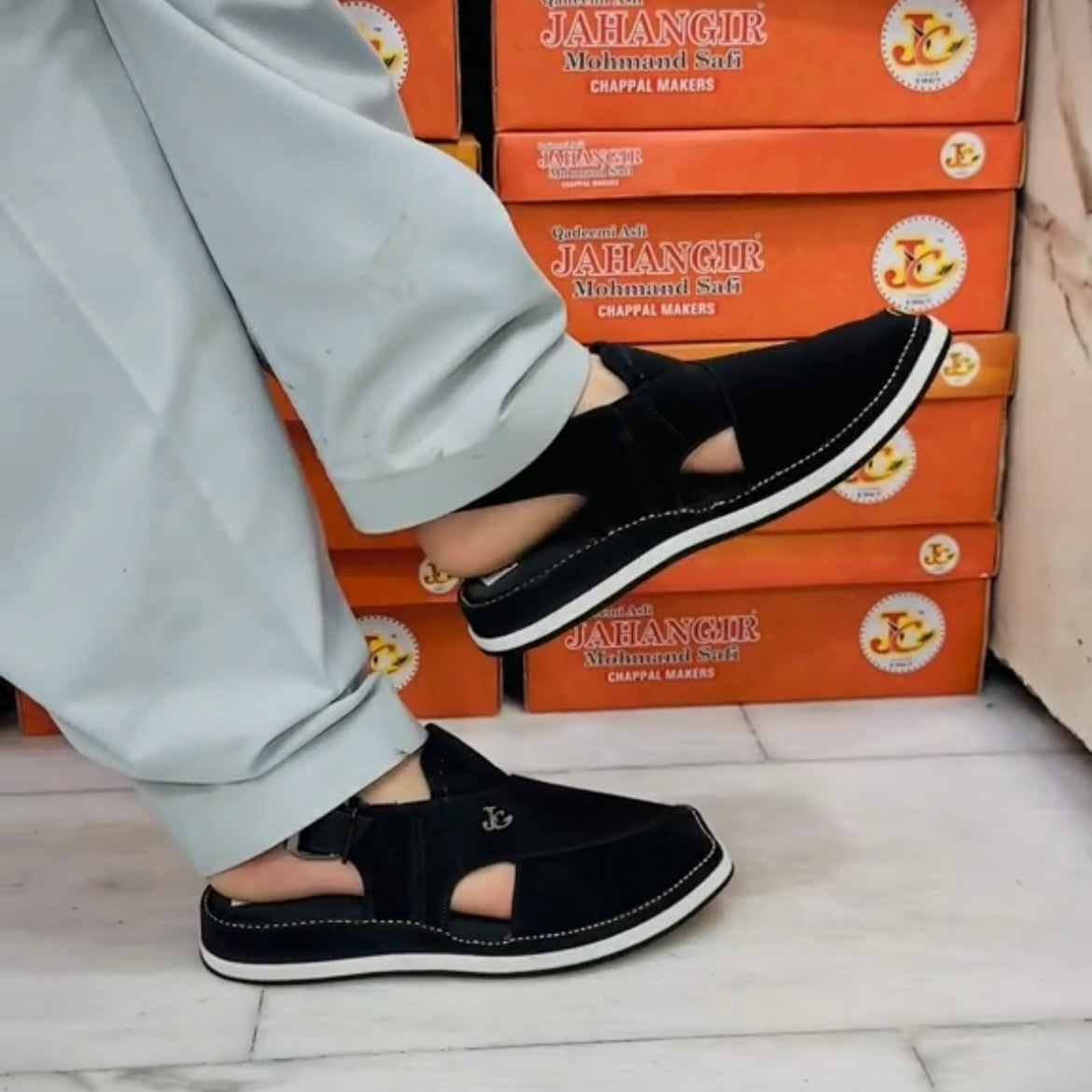 Black Falcon chappal