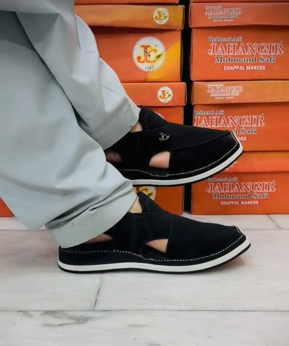 Black Falcon chappal